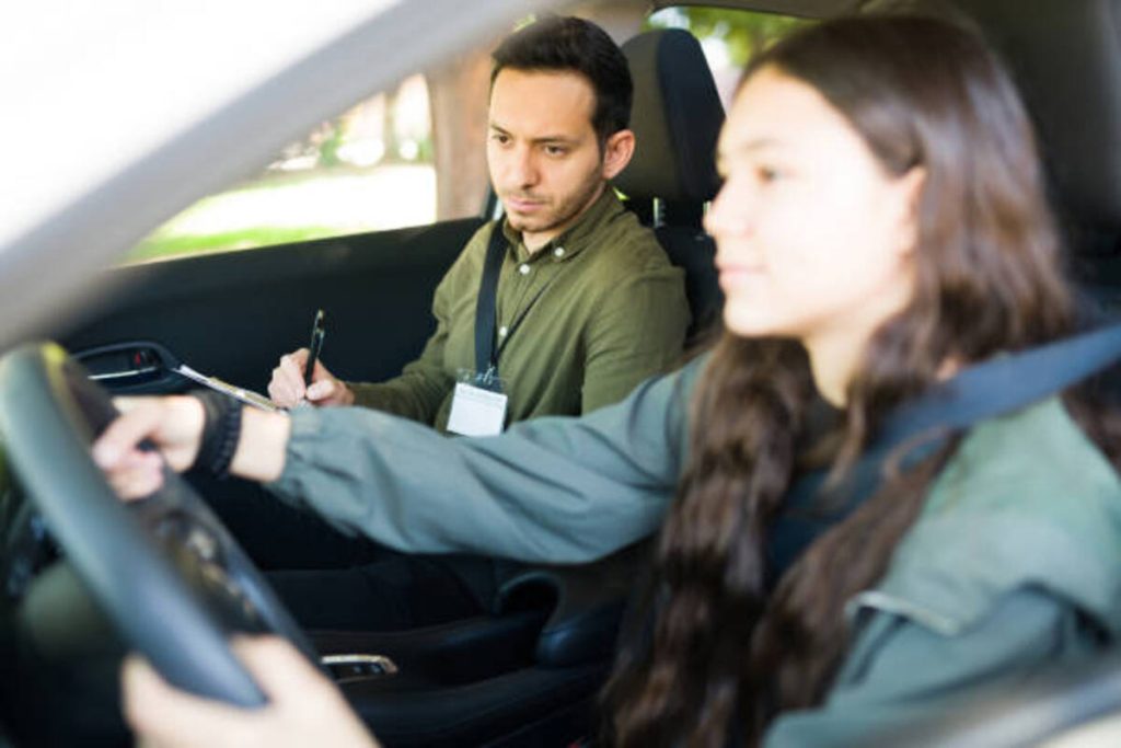 Should Enroll in a Driving School
